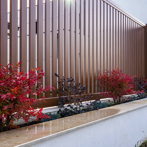Clôture en aluminium - cherry wood